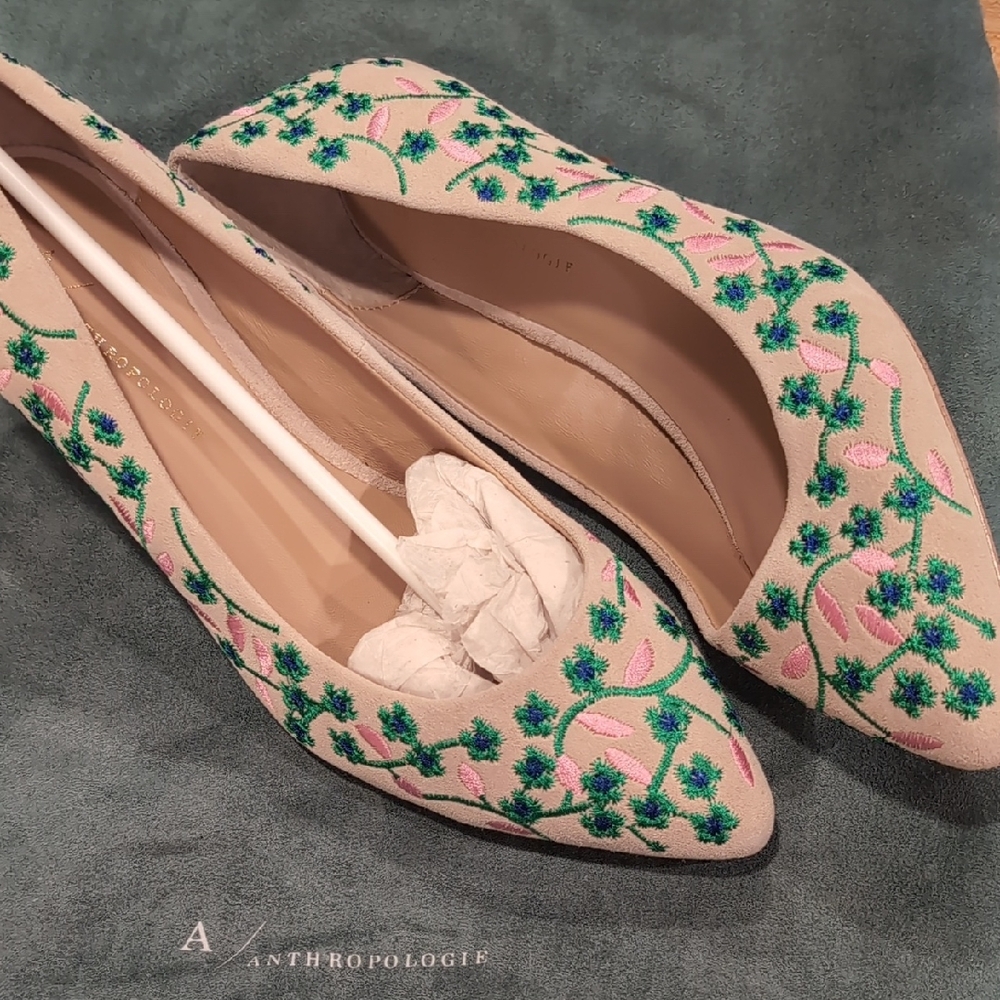Anthropologie Cream and Green Heels with Playful Design - Picture 4 of 4